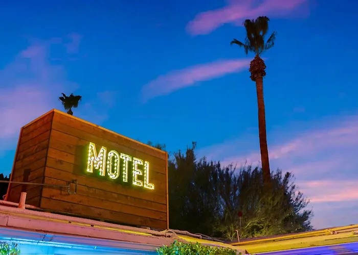 Speakeasy Hotel (Adults Only)